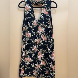 WAYF FLORAL CHOKER NECK SHIFT DRESS